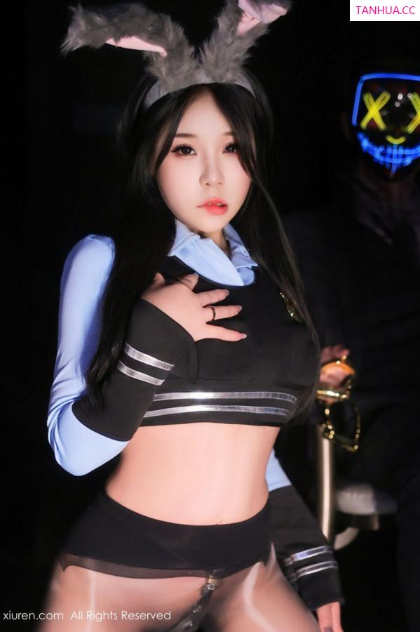   [XiuRen]高清写真图 2024.08.27 No.9071 麦田 黑丝美腿第26张图片